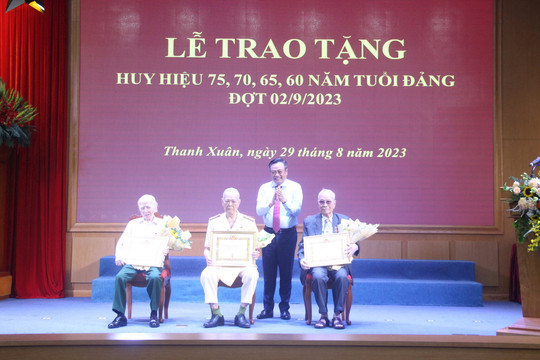 Chủ tịch UBND thành phố Trần Sỹ Thanh trao Huy hiệu Đảng tặng các đảng viên lão thành quận Thanh Xuân