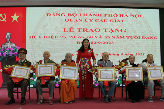 532 đảng viên quận Cầu Giấy vinh dự được nhận Huy hiệu Đảng