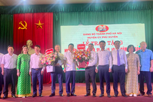 Phú Xuyên: Trao Huy hiệu Đảng đợt 2-9 tặng 222 đảng viên 