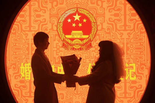 Trung Quốc: Tặng cặp đôi kết hôn tiền mặt nếu cô dâu dưới 25 tuổi