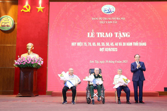 Đồng chí Nguyễn Ngọc Tuấn trao Huy hiệu Đảng tại thị xã Sơn Tây