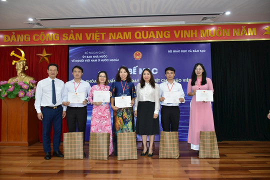 60 giáo viên ở nước ngoài hoàn thành khóa tập huấn giảng dạy tiếng Việt