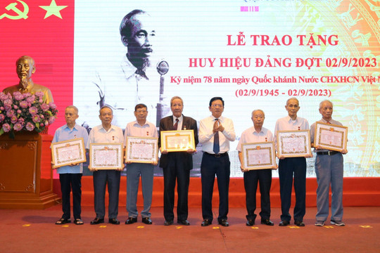 Quận Nam Từ Liêm: 247 đảng viên được trao tặng, truy tặng Huy hiệu Đảng dịp 2-9