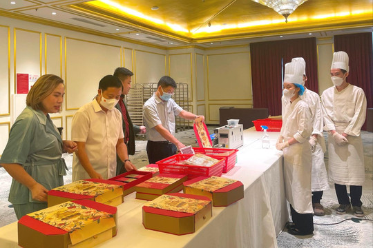 Hà Nội: Kiểm tra chất lượng bánh Trung thu tại các khách sạn nổi tiếng