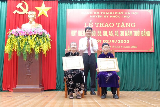 Đảng bộ huyện Phúc Thọ trao Huy hiệu Đảng dịp 2-9 cho 128 đảng viên