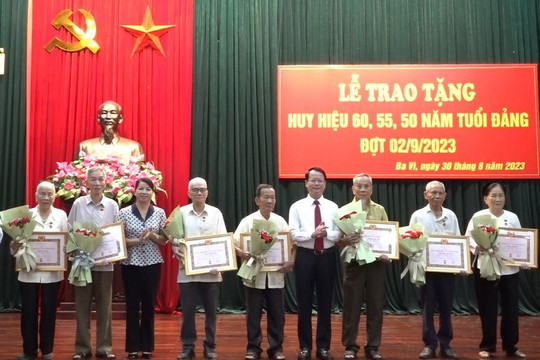 289 đảng viên huyện Ba Vì nhận Huy hiệu Đảng dịp Quốc khánh