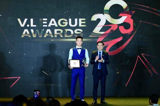 Tiền vệ Nguyễn Hoàng Đức giành danh hiệu cầu thủ xuất sắc nhất V-League 2023