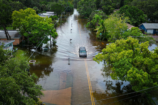 Mỹ: Bão Idalia tiến sâu vào đất liền gây ngập lụt