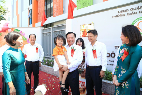 Bí thư Thành ủy Đinh Tiến Dũng dự lễ gắn biển 6 công trình văn hóa - xã hội tại quận Long Biên