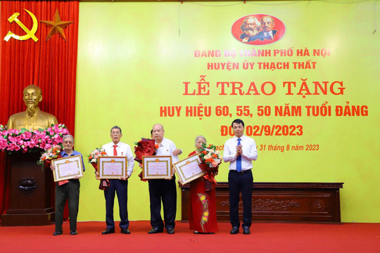 Huyện Thạch Thất: 138 đảng viên được trao Huy hiệu Đảng đợt 2-9