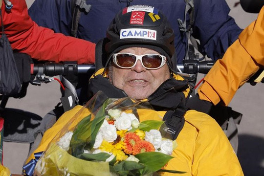 Cụ ông 90 tuổi chinh phục đỉnh núi Phú Sĩ trên xe lăn