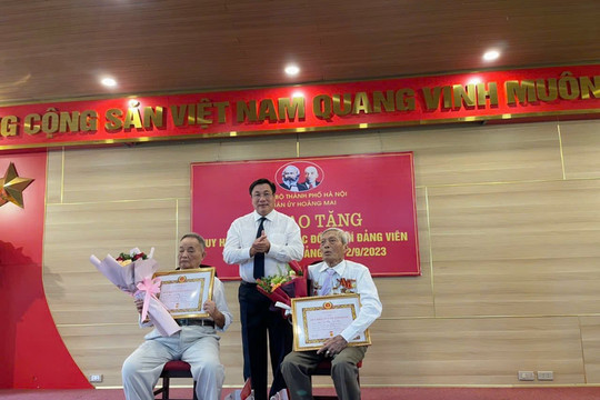 Quận Hoàng Mai trao tặng Huy hiệu Đảng đợt 2-9-2023