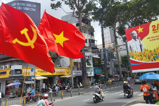 Thành phố Hồ Chí Minh: Rực rỡ những đường cờ Tổ quốc