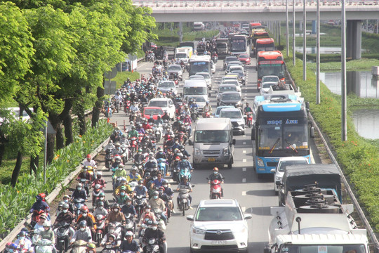Ngày đầu nghỉ lễ, các tuyến đường cửa ngõ thành phố Hồ Chí Minh ùn ứ cục bộ