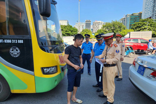 Lực lượng cảnh sát và thanh tra giao thông Hà Nội phối hợp xử lý vi phạm an toàn giao thông