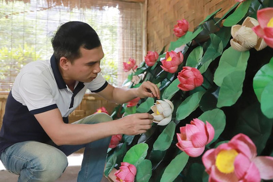 Bỏ việc ngàn USD, 8X đi khắp Việt Nam thực hiện ý tưởng lạ từ hoa sen