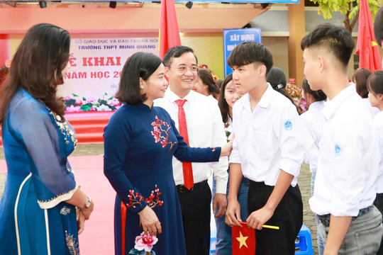 Phó Bí thư Thường trực Thành ủy Nguyễn Thị Tuyến dự lễ khai giảng tại huyện Ba Vì