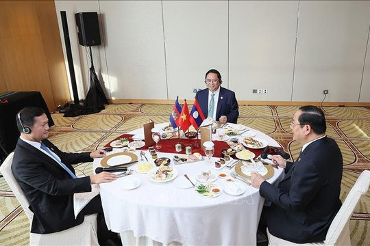 Thủ tướng Chính phủ Phạm Minh Chính cùng các Thủ tướng Lào và Campuchia ăn sáng làm việc