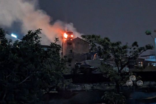Hà Nội: Dập tắt đám cháy trên tầng thượng nhà 5 tầng