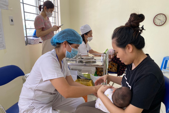 Vắc xin 5 trong 1 về, phụ huynh Hà Nội khẩn trương cho trẻ đi tiêm