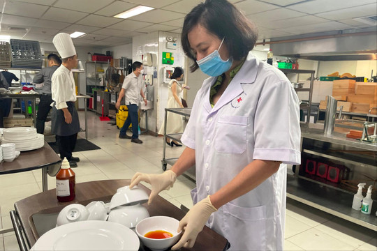 Hà Nội: Phát hiện nhiều sòng bạc online về an toàn thực phẩm tại khách sạn 5 sao