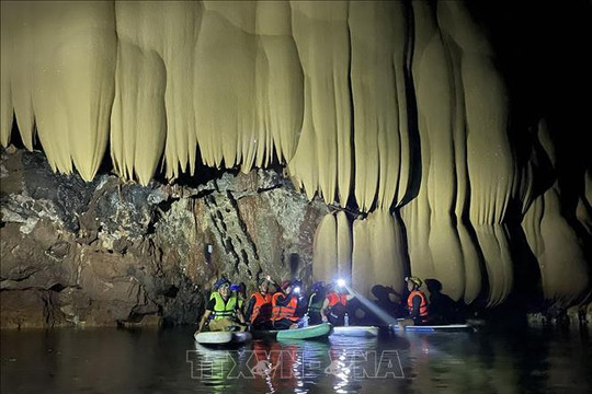 Quảng Bình: Phát hiện hang động mới tuyệt đẹp giữa rừng Trường Sơn