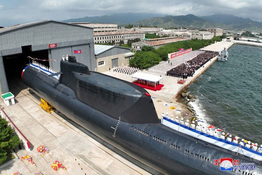 Cận cảnh tàu ngầm tấn công hạt nhân chiến thuật của Triều Tiên