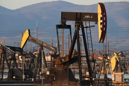Giá dầu tăng lên mức cao nhất trong 10 tháng