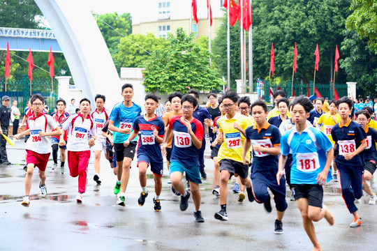 Hơn 350 VĐV tranh tài tại chung kết Giải chạy Báo Hànộimới quận Cầu Giấy