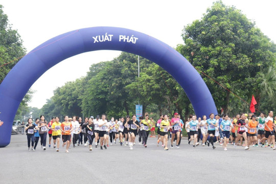 Hơn 450 vận động viên tham gia chung kết Giải chạy Báo Hànộimới 2023 huyện Gia Lâm