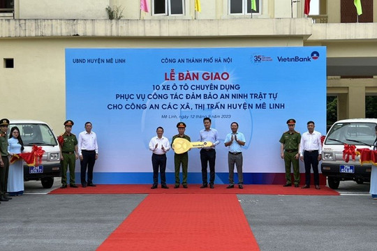 Bàn giao 10 xe ô tô chuyên dụng cho Công an huyện Mê Linh