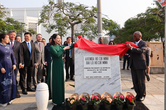 Phó Chủ tịch nước Võ Thị Ánh Xuân dự lễ khai trương biển tên Đại lộ Hồ Chí Minh tại Mozambique