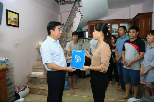 Báo Hànộimới trao hỗ trợ nạn nhân vụ cháy ở quận Thanh Xuân