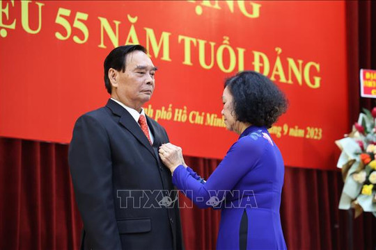 Trao Huy hiệu 55 năm tuổi Đảng tặng đồng chí Lê Hồng Anh