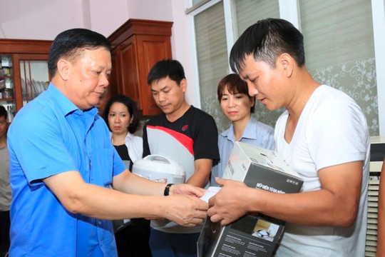 Bí thư Thành ủy Đinh Tiến Dũng thăm hỏi, động viên, trao hỗ trợ nạn nhân vụ cháy tại quận Thanh Xuân