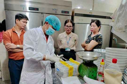 Quảng Nam: 91 du khách có dấu hiệu ngộ độc sau khi ăn bánh mì