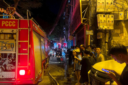 Khẩn trương cứu hộ các nạn nhân trong vụ cháy chung cư mini tại quận Thanh Xuân