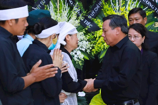 Phó Bí thư Thành ủy Nguyễn Văn Phong viếng người tử vong trong vụ cháy chung cư mini tại quận Thanh Xuân và chia buồn với thân nhân