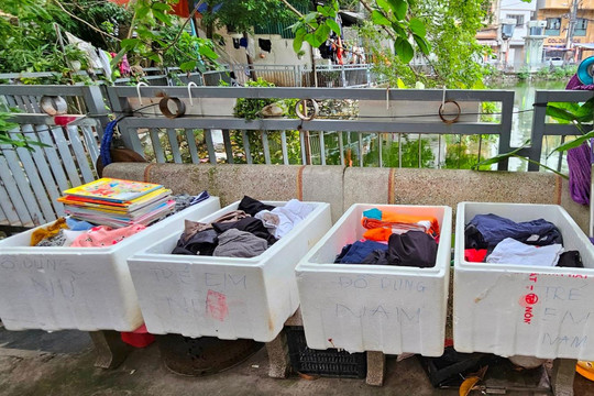 Nhiều người chia sẻ quần áo, đồ dùng thiết yếu cho các nạn nhân vụ cháy