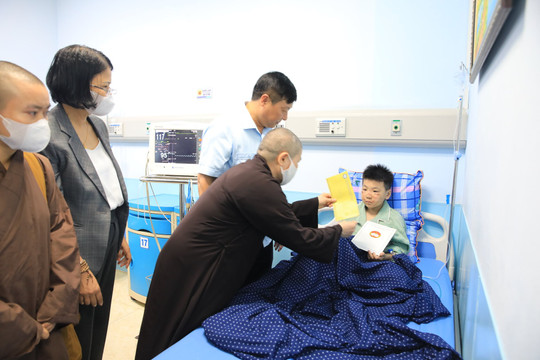 UBMT Tổ quốc Việt Nam thành phố thăm, động viên nạn nhân vụ cháy tại Bệnh viện Đa khoa Hà Đông