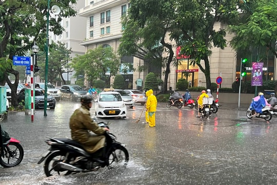 Hà Nội ngập cục bộ, nhiều tuyến phố ùn tắc trong cơn mưa sáng nay