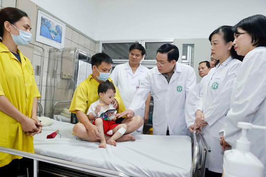 Chủ tịch Quốc hội thăm hỏi nạn nhân vụ cháy tại quận Thanh Xuân