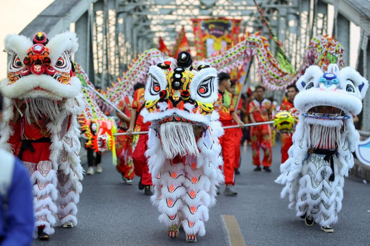 Cuối tháng 9, diễn ra Lễ hội Quảng diễn Lân Sư Rồng và rước đèn Trung thu tại Huế