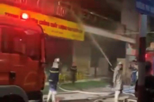 Dập tắt đám cháy trong đêm ở Trung tâm tiêm chủng chất lượng cao Quốc Oai