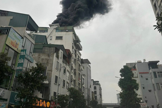 Nhanh chóng dập tắt đám cháy tầng thượng ngôi nhà trên phố Vũ Trọng Phụng