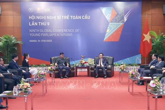 Chủ tịch Quốc hội Vương Đình Huệ gặp mặt thanh niên Việt Nam tiêu biểu