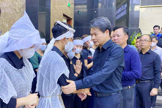 Trưởng ban Nội chính Thành ủy Nguyễn Quang Đức viếng, sẻ chia nỗi đau với gia đình nạn nhân tử vong trong vụ cháy chung cư mini
