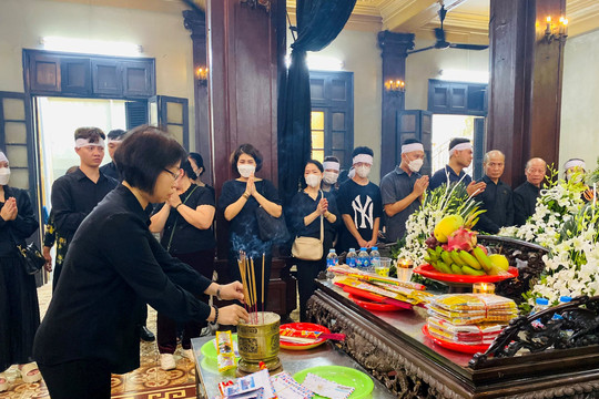 Phó Trưởng đoàn đại biểu Quốc hội thành phố Phạm Thị Thanh Mai viếng, chia sẻ nỗi đau mất mát với gia đình nạn nhân vụ cháy tại quận Thanh Xuân