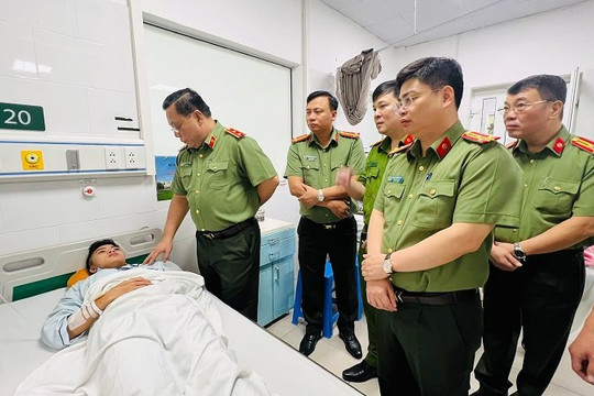 Động viên cán bộ, chiến sĩ bị thương khi làm nhiệm vụ chữa cháy tại quận Thanh Xuân