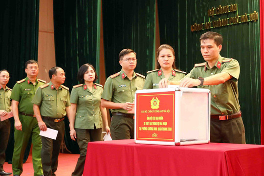 Công an thành phố ủng hộ 500 triệu đồng các nạn nhân trong vụ cháy tại quận Thanh Xuân 